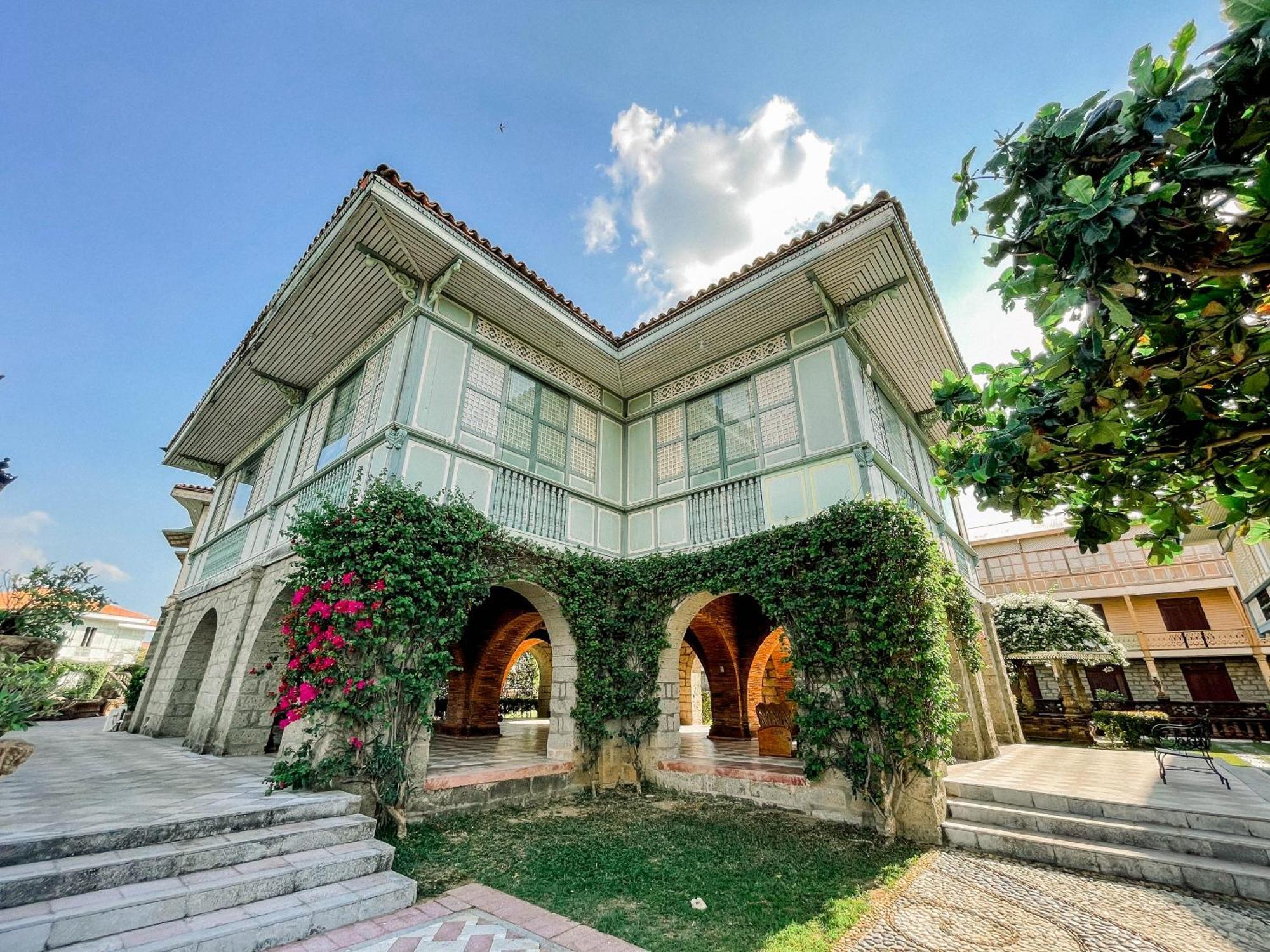 Las Casas Filipinas De Acuzar Bagac Экстерьер фото